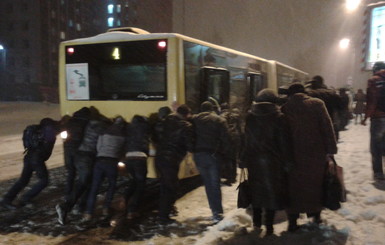 Во Львове пассажиры сами толкали автобус, который из-за снега и гололеда не мог выехать под гору