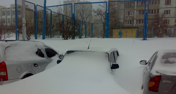 Киев в снегу: во дворе не пройти, по дороге не проехать