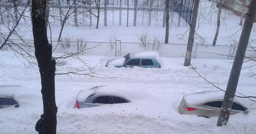 В Киеве 47 детей провели ночь в автобусе на Окружной