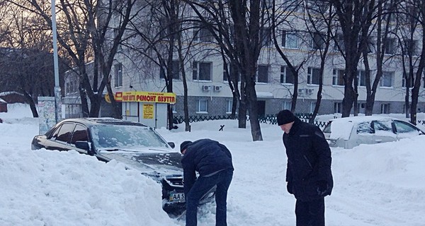 ГАИ призывает откликнуться киевских водителей бросивших машины