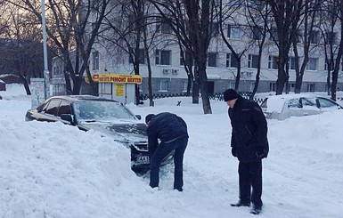 Киев опять заваливало снегом