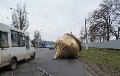 У грузовика на трассе снесло купол 