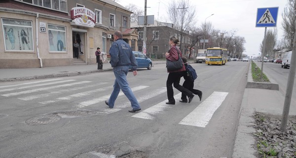 Ямы на запорожских дорогах красят в белый цвет