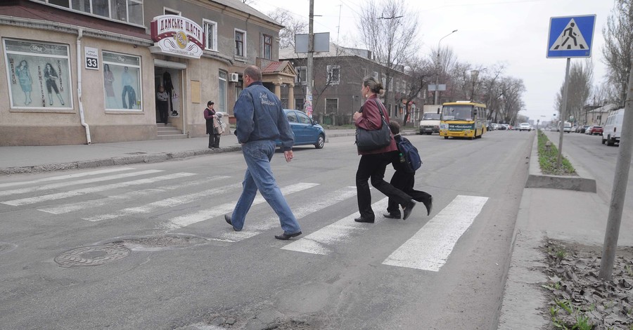 Ямы на запорожских дорогах красят в белый цвет