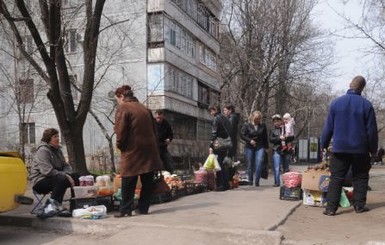 Чиновники загоняют стихийные рынки во дворы