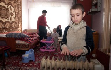 В детсадах греются обогревателями, в квартирах - бабушкиными носками