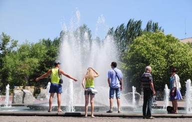 В городе начали запускать фонтаны