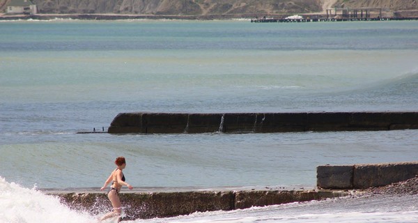 Бесстрашные крымчане идут купаться в море даже в шторм