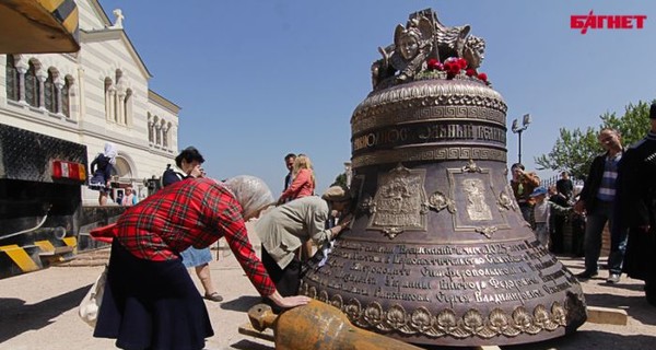 В Севастополь привезли самый большой колокол в Украине