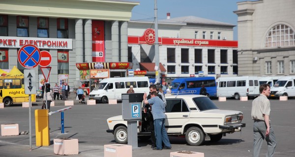 Паркоматы у вокзала не дают сдачи