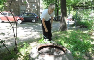 Коммунальщики заковывают люки в цепи 