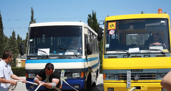 В Крыму силач сдвинул с места два автобуса весом больше 12 тонн 