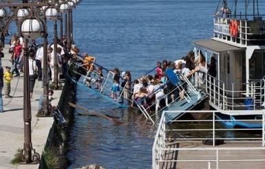 Под уходящими с теплохода трап рухнул в Днепр