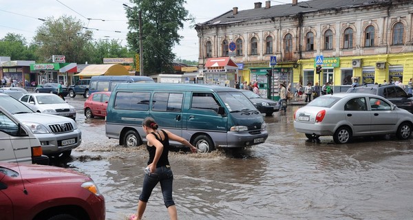 После ливня на Клочковской плыли машины