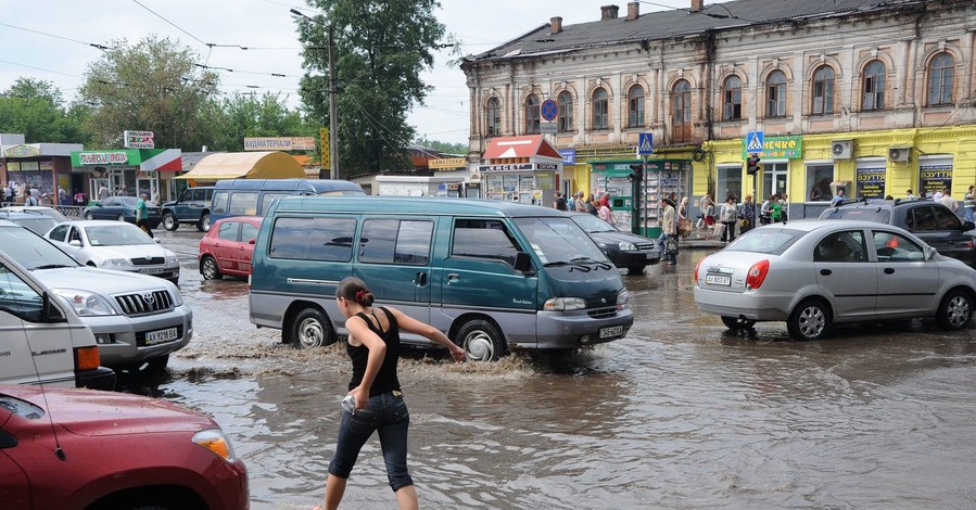 После ливня на Клочковской плыли машины