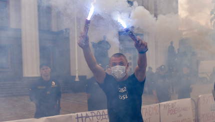 Под Верховной Радой проходят активные протесты.