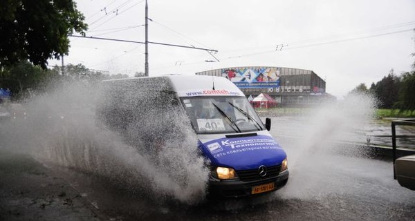 Из-за дождей число аварий выросло в два раза, а сотни запорожцев слегли с головной болью