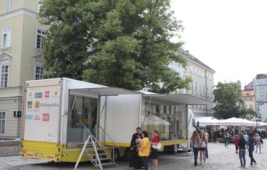 Во Львове выставили лыжи и паспорт Папы Римского