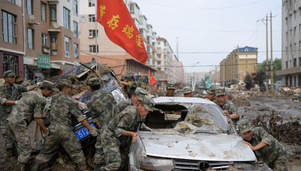 Спасатели перетаскивают поврежденные автомобили