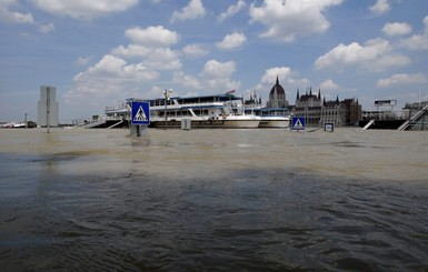 Паводок в Европе: в Праге затопило метро, а в Венгрии строят мегадамбу 