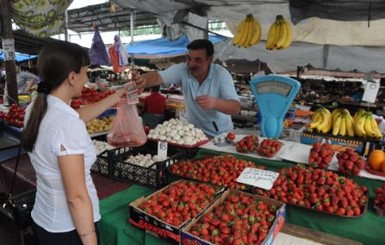 Запорожцы стали в три раза чаще травиться клубникой и черешней