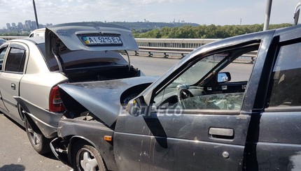 На Южном мосту столкнулись шесть автомобилей