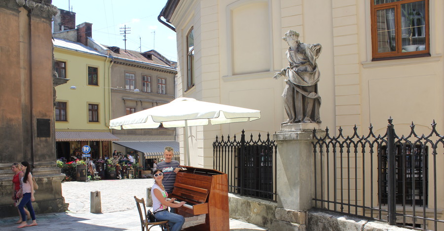 В центре Львова установили фортепиано