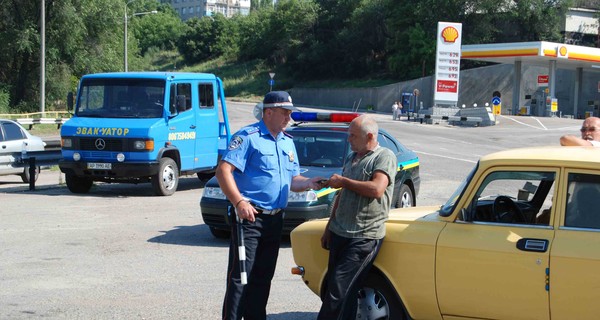 В Днепропетровске пьяных водителей воспитывают кулаком, а в Запорожье - общественными работами