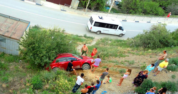 В Крыму туристка припарковалась так неловко, что авто само съехало с горы