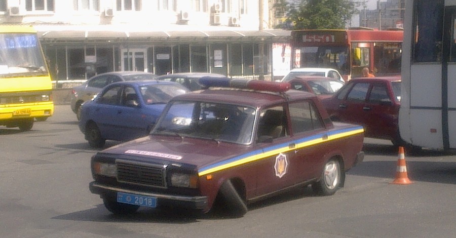 В Киеве автомобиль ГАИ устроил затор