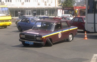 В Киеве автомобиль ГАИ устроил затор