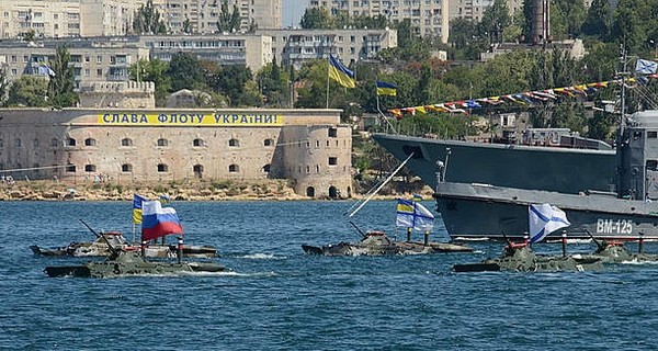 На репетиции парада для Януковича и Путина украинский БТР заглох посреди бухты