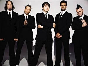 Скандал с Bloodhound Gang:  музыкантов, осквернивших флаги Украины и РФ,  могли избить ряженные