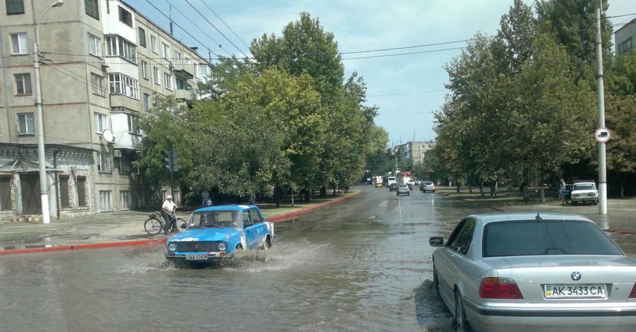 Ливень в Керчи за 20 минут затопил центр города: машины плыли по дорогам