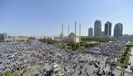 В Грозном проходит миллионный митинг в поддержку беженцев в Мьянме