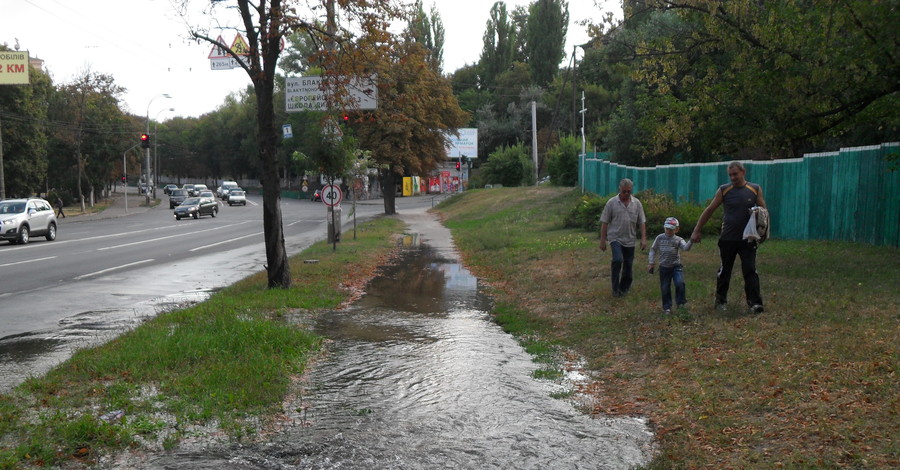 В Голосеево прорвало трубу, проспект Науки заливает