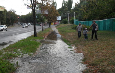 В Голосеево прорвало трубу, проспект Науки заливает