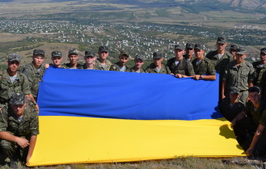 С крымской горы украли украинский флаг, а вместо него повесили советский