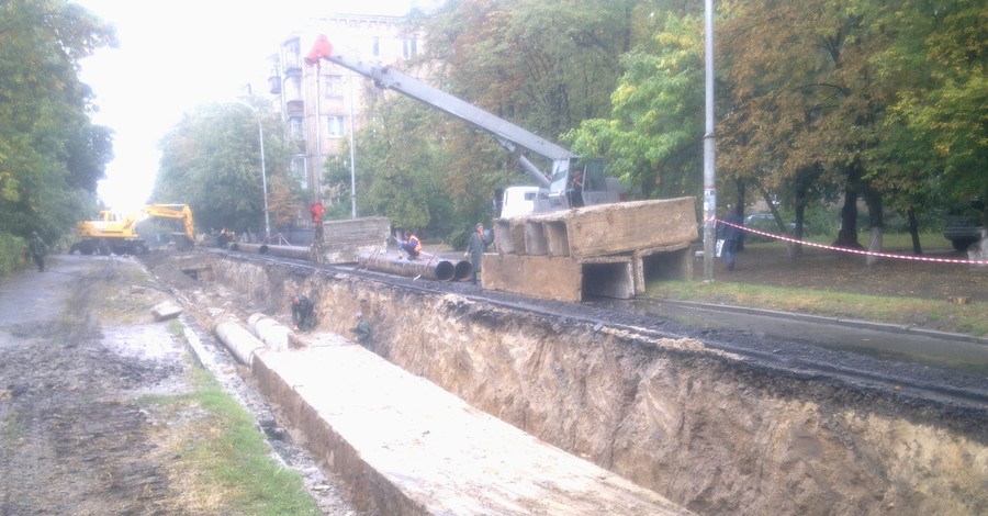 Чтобы объехать ремонт, водители летают по клумбам и детским площадкам