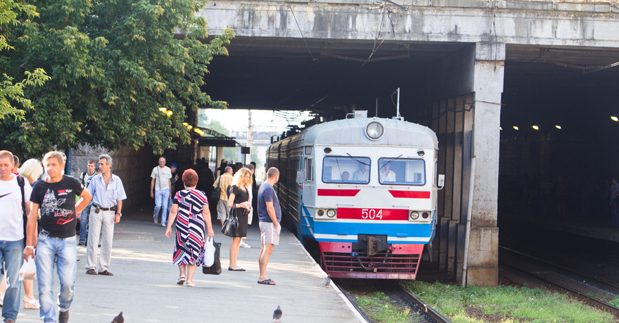 Городская электричка скоро остановится