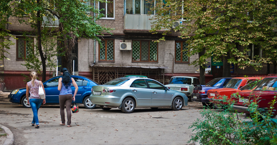 В боях за парковки в ход идут тротуарные плиты, яйца и варенье