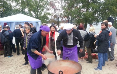 В Киеве под открытым небом сварили и съели 300 литров борща 