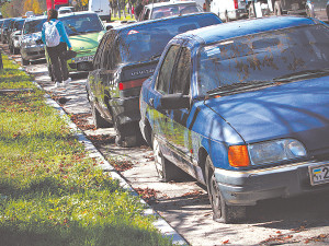 Жители Лесного винят в порче автомобилей парковщиков