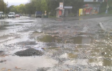 В Киеве асфальт укладывают прямо в лужи 