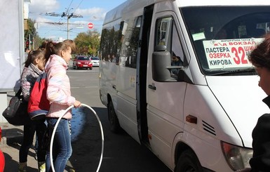 В школах заставляют оформлять ученические билеты