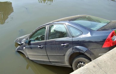 В Днепропетровске автомобиль упал в реку