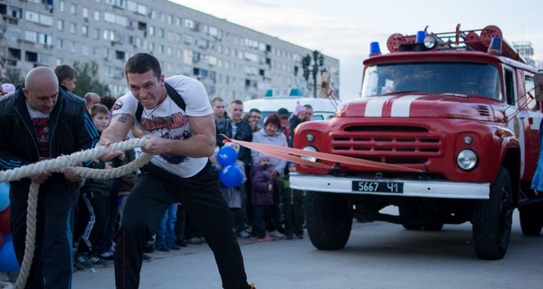 Богатыри в Энергодаре тягали пожарные машины