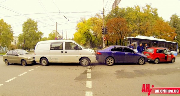 В центре Симферополя Ford врезался в свадьбу, устроив огромную пробку