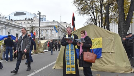 Фоторепортаж: под Верховной Радой фактический не осталось людей