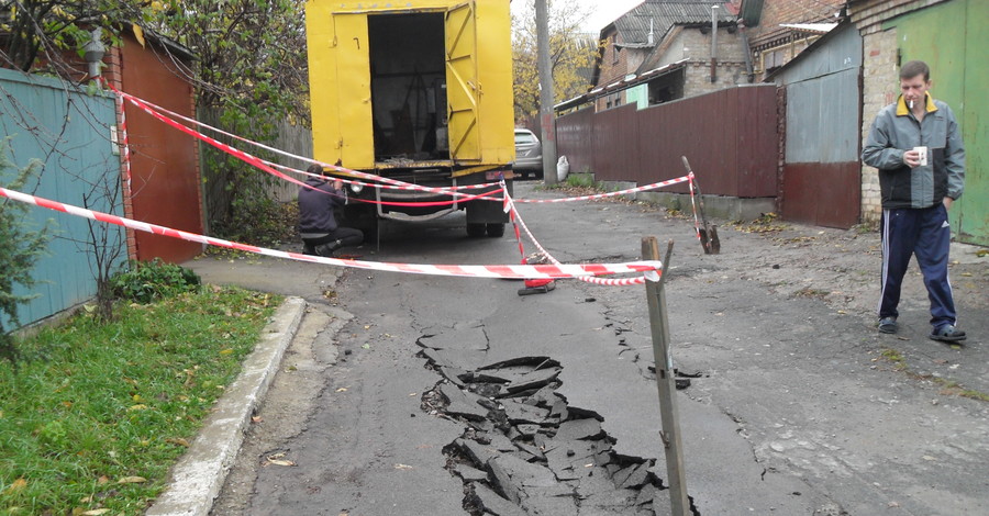 В Киеве новая коммунальная авария, просел асфальт